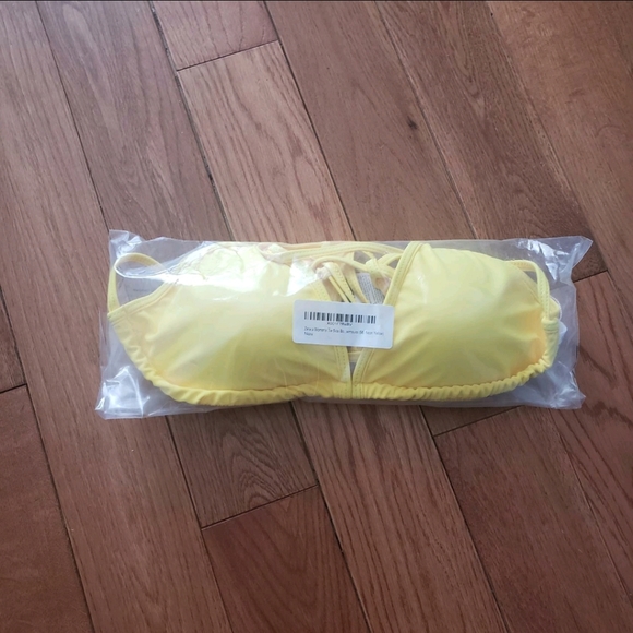 NWT yellow bikini with scrunch bottom - Picture 2 of 2